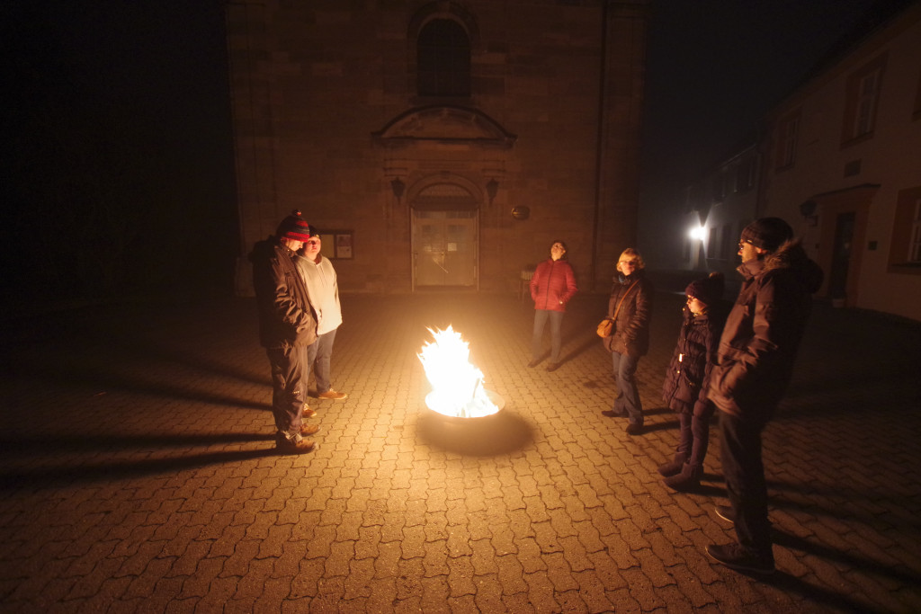 Osterfeuer im Kirchhof empfängt die Besucher