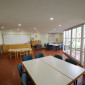Gruppenraum im Untergeschoss mit Kinder Stühlen & Tischen