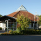 Außenansicht der Kirche mit Glockenturm