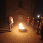 Osterfeuer im Kirchhof empfängt die Besucher