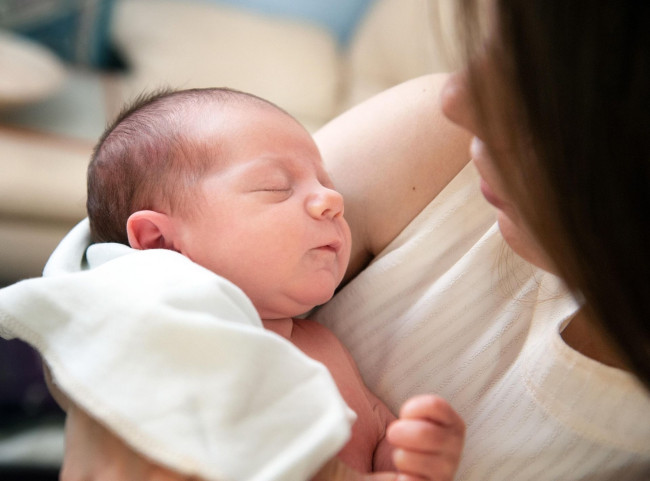 Ein Baby im Arm der Mutter