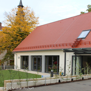 Anbindung an die Pfarrkirche und Pfarramt